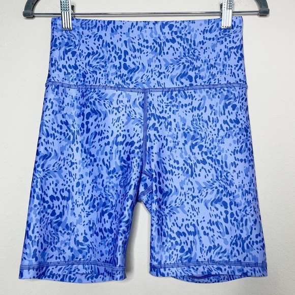 Athleta Elation Printed 7” Short in Liquid Petals
Victorian Periwinkle - Picture 4 of 12